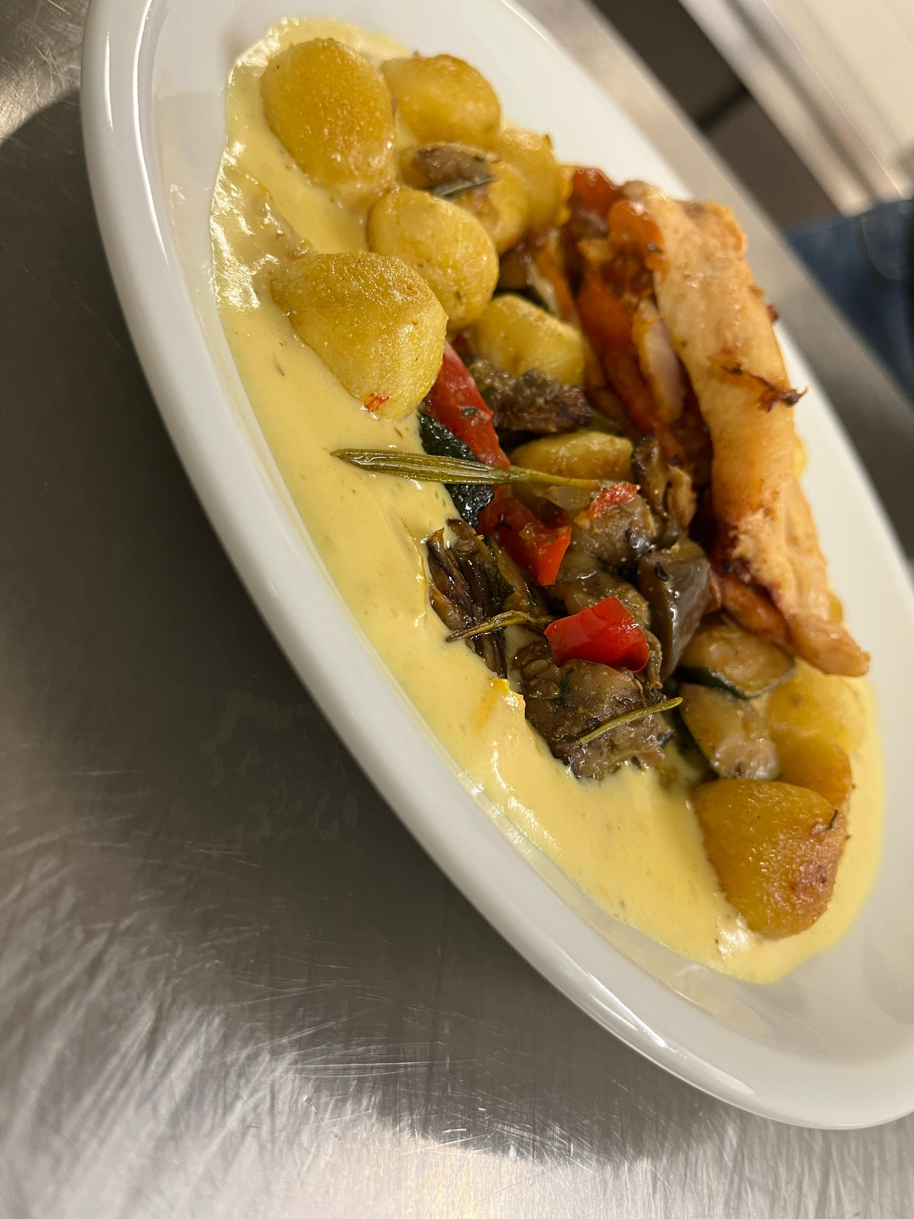 Hauptgang-Buffet am Tisch serviert